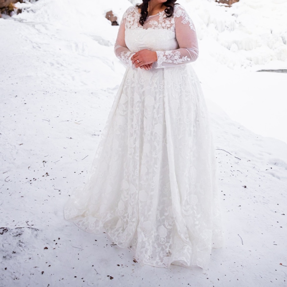 Elegant White Lace Wedding Dress with Sheer Long Sleeves